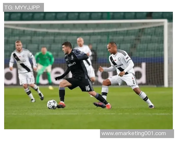 伯德闪耀与莫尔德的精彩对决揭示了足球战术的博弈与球员的非凡表现